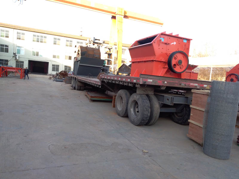 移動破碎洗沙機生產(chǎn)現(xiàn)場 移動破碎洗沙機生產(chǎn)現(xiàn)場